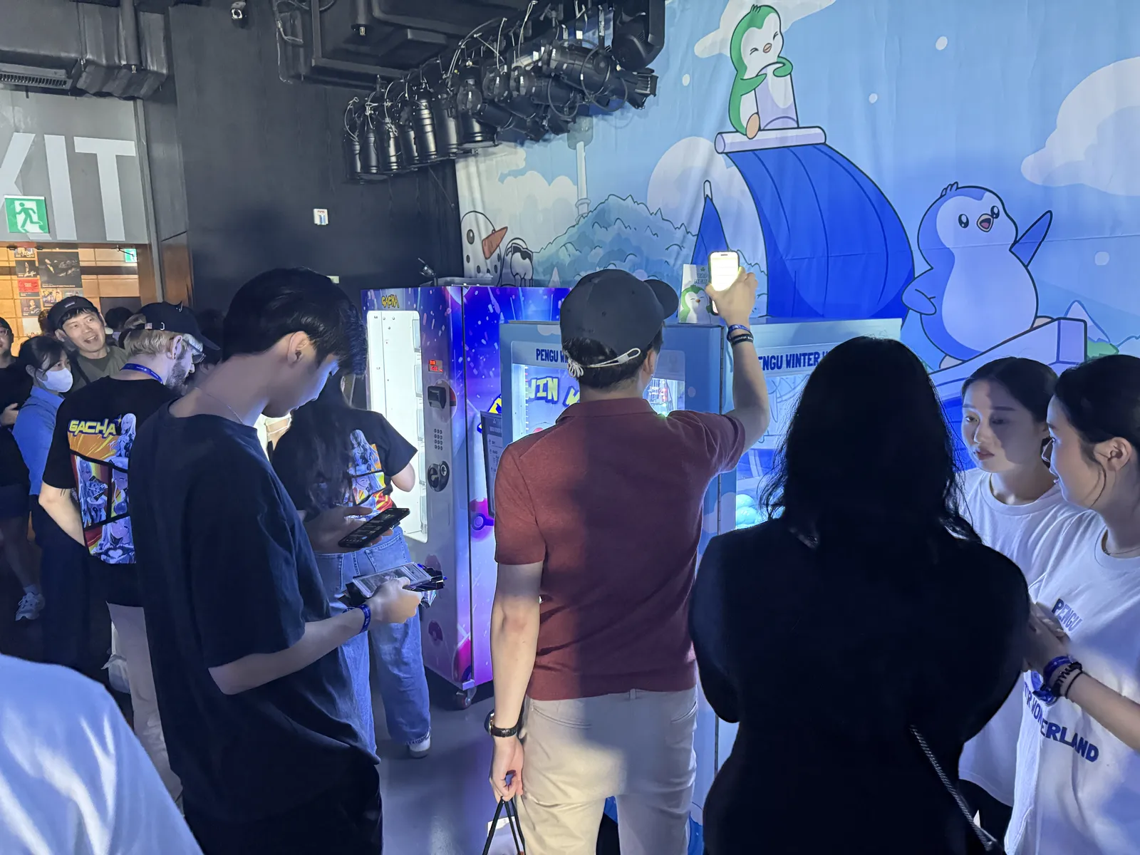 퍼지펭귄 여름 행사 현장 — 굿즈 배포 컷 3